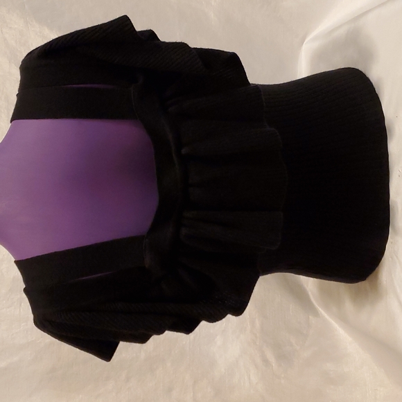 SZ. MEDIUM CHARLOTTE RUSSE BLACK RUFFLED RIBBED KNIT COLD SHOULDER TOP - Picture 2 of 8